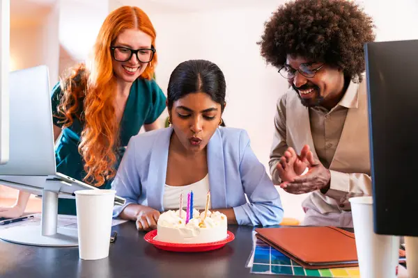 Ortak çalışan bir şirket ofisinde çok ırklı küçük bir iş adamı grubu toplanıyor - genç iş arkadaşları yaratıcı bir teknoloji şirketinde birlikte çalışıyorlar, iş ve günlük ofis yaşam tarzı kavramları