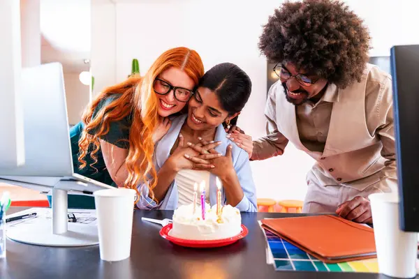 Ortak çalışan bir şirket ofisinde çok ırklı küçük bir iş adamı grubu toplanıyor - genç iş arkadaşları yaratıcı bir teknoloji şirketinde birlikte çalışıyorlar, iş ve günlük ofis yaşam tarzı kavramları