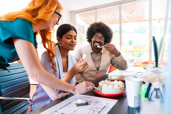 Ortak çalışan bir şirket ofisinde çok ırklı küçük bir iş adamı grubu toplanıyor - genç iş arkadaşları yaratıcı bir teknoloji şirketinde birlikte çalışıyorlar, iş ve günlük ofis yaşam tarzı kavramları