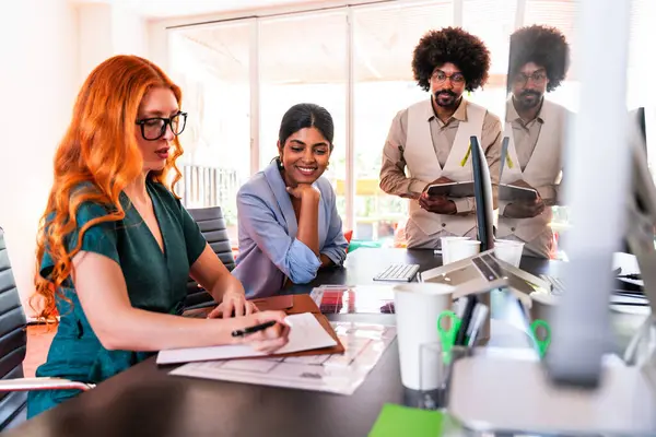 Ortak çalışan bir şirket ofisinde çok ırklı küçük bir iş adamı grubu toplanıyor - genç iş arkadaşları yaratıcı bir teknoloji şirketinde birlikte çalışıyorlar, iş ve günlük ofis yaşam tarzı kavramları