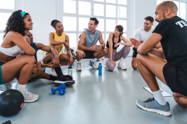 Spor salonunda spor yapan çok ırklı bir grup sporcu, spor yaparken spor yapan bir grup sporcu spor molasında spor eğitmenleriyle karşılaşır ve parlak bir spor salonunda stratejileri tartışırlar.