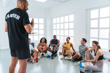 Spor salonunda spor yapan çok ırklı insanlar spor salonunda spor salonunda gülümseyen çok ırklı sporcular.