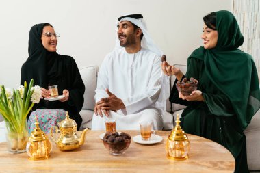 Geleneksel giysiler içindeki Emirati dostları, samimi bir oturma odasında buluşup, birlikteliklerini kutluyor ve festival sırasında bir anlık birlikteliğin tadını çıkarıyorlar.