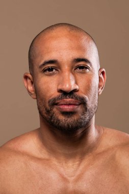 Orta yaşlı Latin yakışıklı bir adamın güzel portresi. 