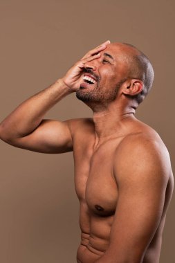 Orta yaşlı Latin yakışıklı bir adamın güzel portresi. 