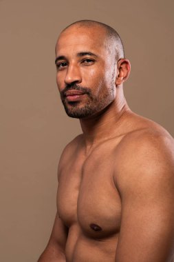 Orta yaşlı Latin yakışıklı bir adamın güzel portresi. 