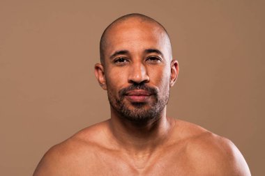 Erkekler için güzellik, cilt bakımı ve kozmetik konseptleri olan orta yaşlı Latin kökenli siyahi, yakışıklı bir adamın güzel portresi.