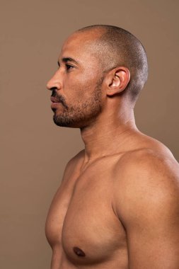 Orta yaşlı Latin yakışıklı bir adamın güzel portresi. 