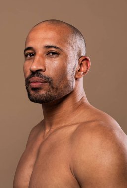 Orta yaşlı Latin yakışıklı bir adamın güzel portresi. 