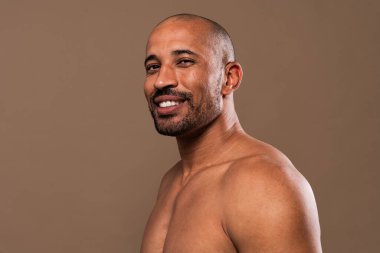 Orta yaşlı Latin yakışıklı bir adamın güzel portresi. 