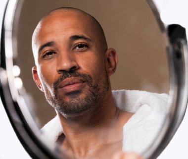 Orta yaşlı Latin yakışıklı bir adamın güzel portresi. 