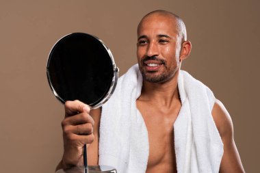 Orta yaşlı Latin yakışıklı bir adamın güzel portresi. 