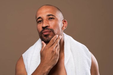 Orta yaşlı Latin yakışıklı bir adamın güzel portresi. 