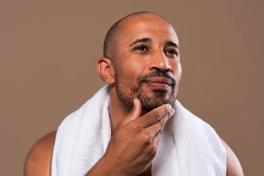 Orta yaşlı Latin yakışıklı bir adamın güzel portresi. 