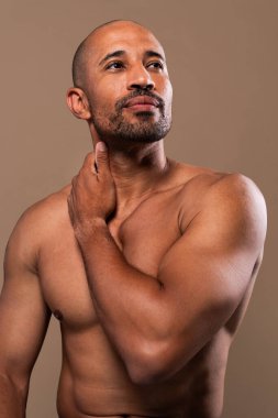 Orta yaşlı Latin yakışıklı bir adamın güzel portresi. 