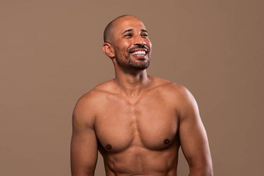 Orta yaşlı Latin yakışıklı bir adamın güzel portresi. 