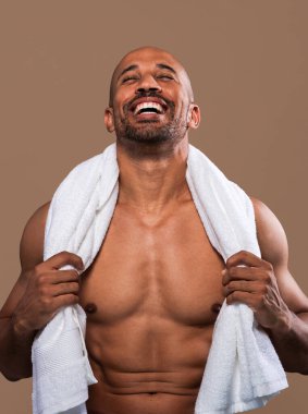 Orta yaşlı Latin yakışıklı bir adamın güzel portresi. 