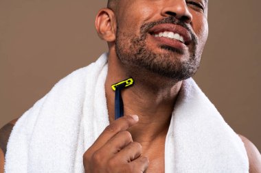 Orta yaşlı Latin yakışıklı bir adamın güzel portresi. 