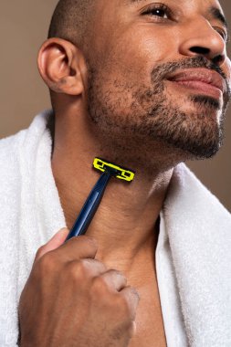 Orta yaşlı Latin yakışıklı bir adamın güzel portresi. 