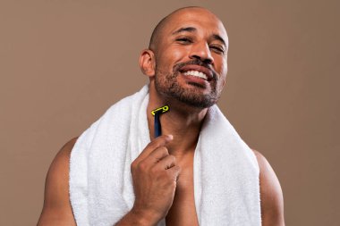 Orta yaşlı Latin yakışıklı bir adamın güzel portresi. 