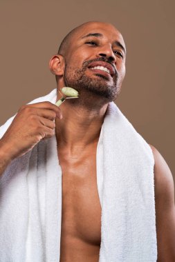 Orta yaşlı Latin yakışıklı bir adamın güzel portresi. 