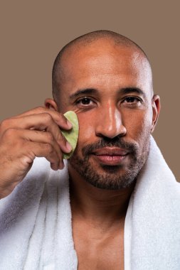 Orta yaşlı Latin yakışıklı bir adamın güzel portresi. 