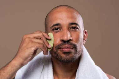 Orta yaşlı Latin yakışıklı bir adamın güzel portresi. 