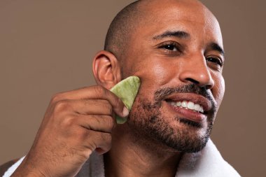 Orta yaşlı Latin yakışıklı bir adamın güzel portresi. 