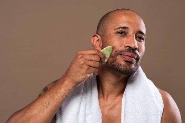 Orta yaşlı Latin yakışıklı bir adamın güzel portresi. 