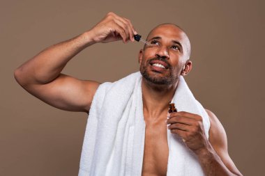 Orta yaşlı Latin yakışıklı bir adamın güzel portresi. 