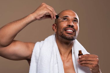 Orta yaşlı Latin yakışıklı bir adamın güzel portresi. 