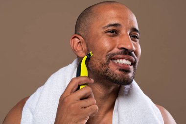 Orta yaşlı Latin yakışıklı bir adamın güzel portresi. 