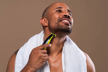 Orta yaşlı Latin yakışıklı bir adamın güzel portresi. 