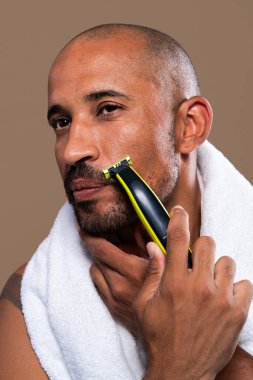 Orta yaşlı Latin yakışıklı bir adamın güzel portresi. 