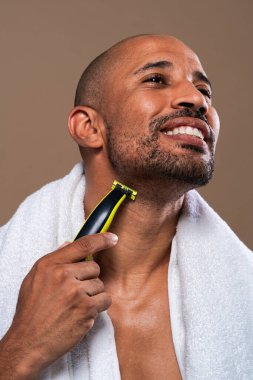 Orta yaşlı Latin yakışıklı bir adamın güzel portresi. 