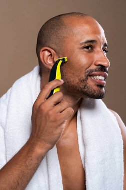 Orta yaşlı Latin yakışıklı bir adamın güzel portresi. 