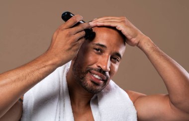 Orta yaşlı Latin yakışıklı bir adamın güzel portresi. 