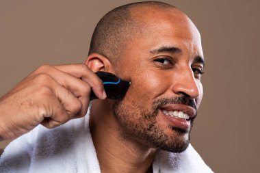 Orta yaşlı Latin yakışıklı bir adamın güzel portresi. 