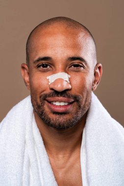 Orta yaşlı Latin yakışıklı bir adamın güzel portresi. 