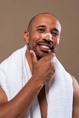 Orta yaşlı Latin yakışıklı bir adamın güzel portresi. 