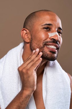 Orta yaşlı Latin yakışıklı bir adamın güzel portresi. 