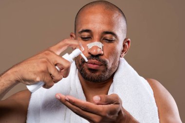 Orta yaşlı Latin yakışıklı bir adamın güzel portresi. 