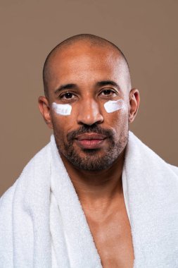 Orta yaşlı Latin yakışıklı bir adamın güzel portresi. 