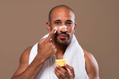 Orta yaşlı Latin yakışıklı bir adamın güzel portresi. 