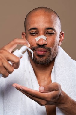 Orta yaşlı Latin yakışıklı bir adamın güzel portresi. 