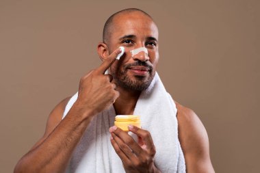 Orta yaşlı Latin yakışıklı bir adamın güzel portresi. 