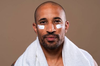 Orta yaşlı Latin yakışıklı bir adamın güzel portresi. 