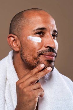 Orta yaşlı Latin yakışıklı bir adamın güzel portresi. 