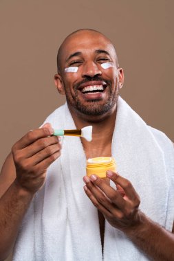 Orta yaşlı Latin yakışıklı bir adamın güzel portresi. 