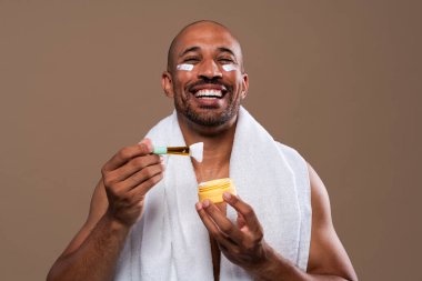 Orta yaşlı Latin yakışıklı bir adamın güzel portresi. 